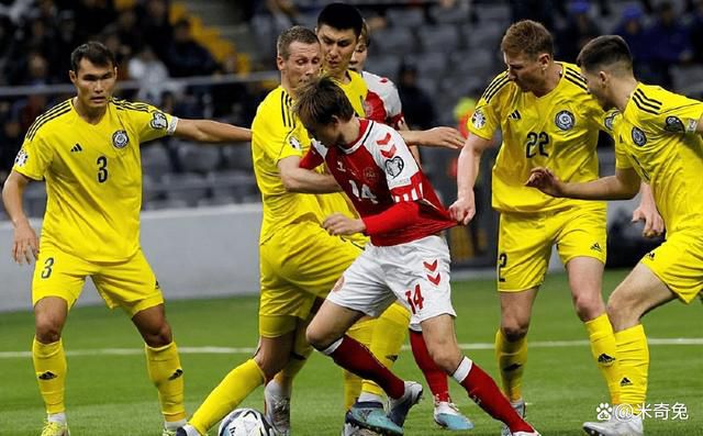 15岁男孩西格（Gijs Blom 饰）性情和顺，爱好活动。 他刚进选校田径队，颠末一个炎天的练习，将和小火伴们一路加入全国角逐。马克（Ko Zandvliet 饰）是西格的接力队友，两人关系密切，顽耍和操练都在一路，渐渐生出暗昧的情感。清亮湖水中，两个男孩不由自主的接 吻， 仿佛产生了甚么，又仿佛甚么也没产生......由于背叛飙车的哥哥，西格熟悉了邻家女孩杰西卡（Lotte Razoux Schultz 饰）。可是和她在一路，其实不像和马克那末舒服，马克看他的眼神更让他揪心。为何喜好一小我却不克不及表达？西格需要时候来理清头绪。